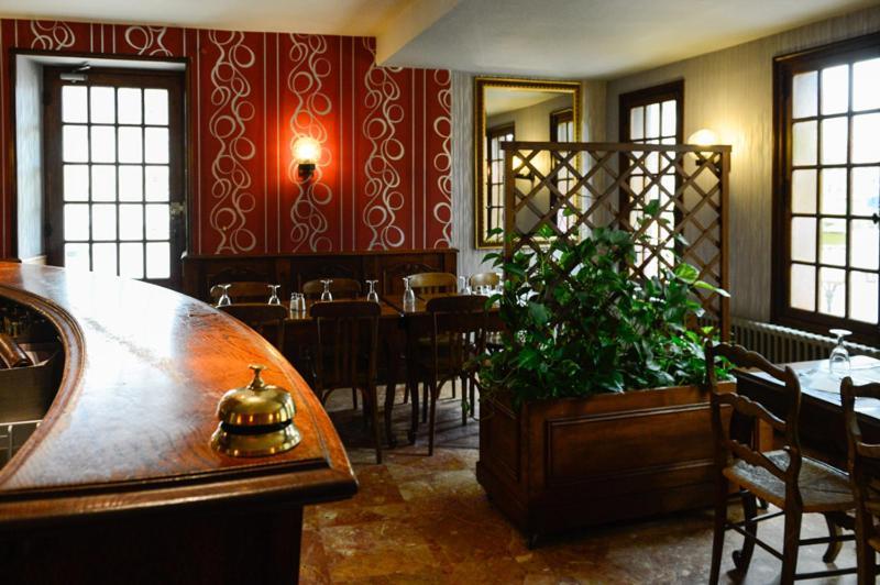 Logis Hotel Restaurant De La Poste Le Mele-sur-Sarthe Ngoại thất bức ảnh