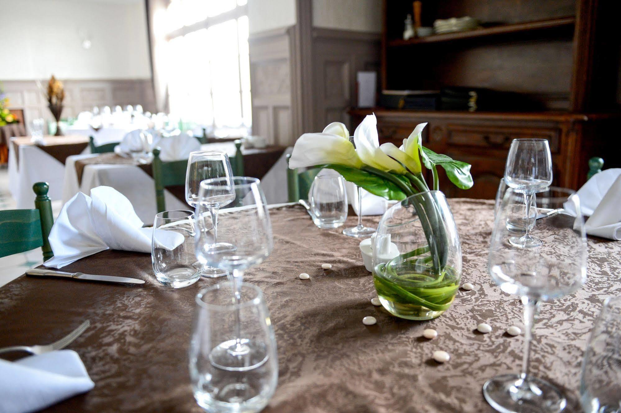 Logis Hotel Restaurant De La Poste Le Mele-sur-Sarthe Ngoại thất bức ảnh