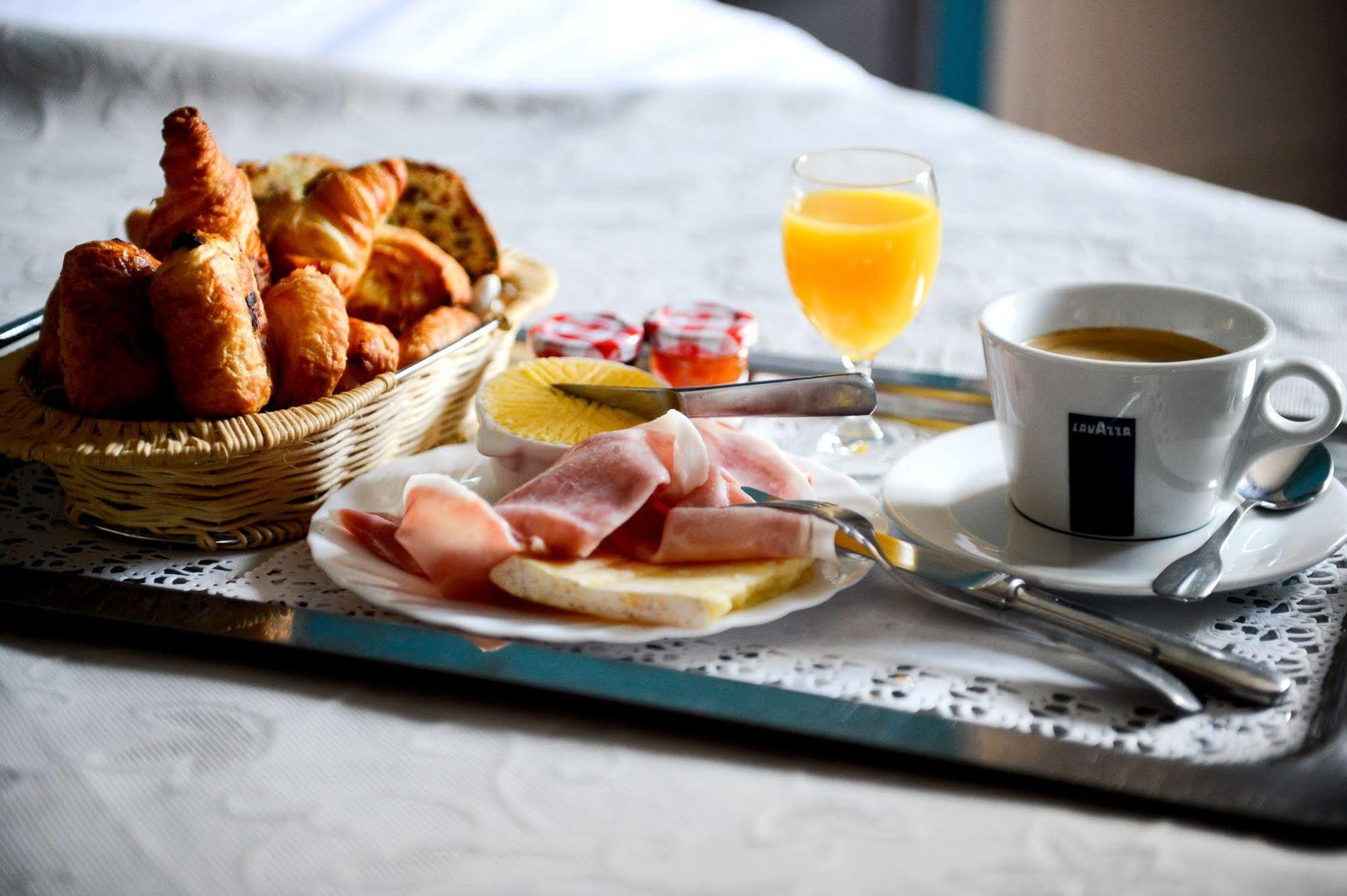 Logis Hotel Restaurant De La Poste Le Mele-sur-Sarthe Ngoại thất bức ảnh