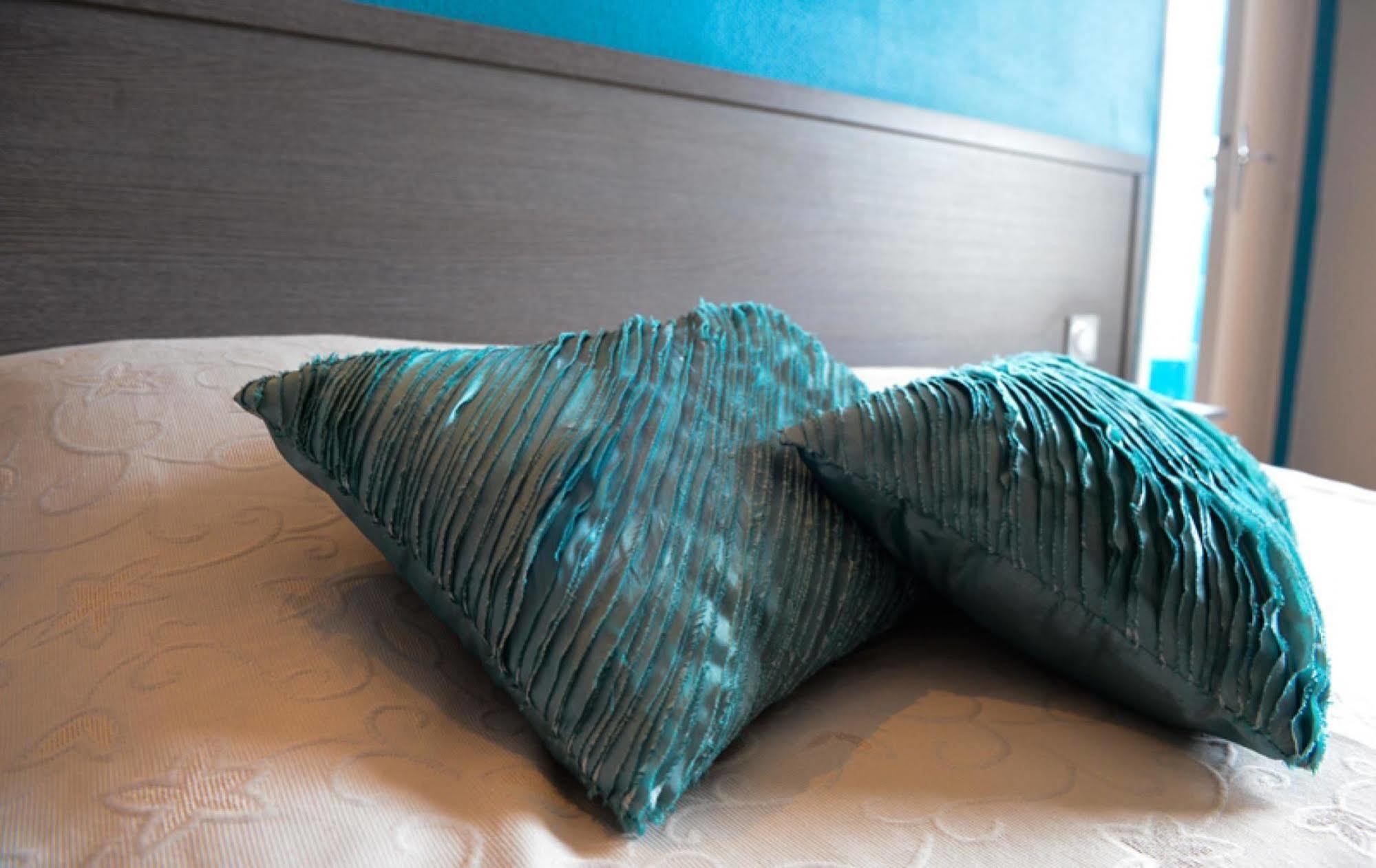 Logis Hotel Restaurant De La Poste Le Mele-sur-Sarthe Ngoại thất bức ảnh