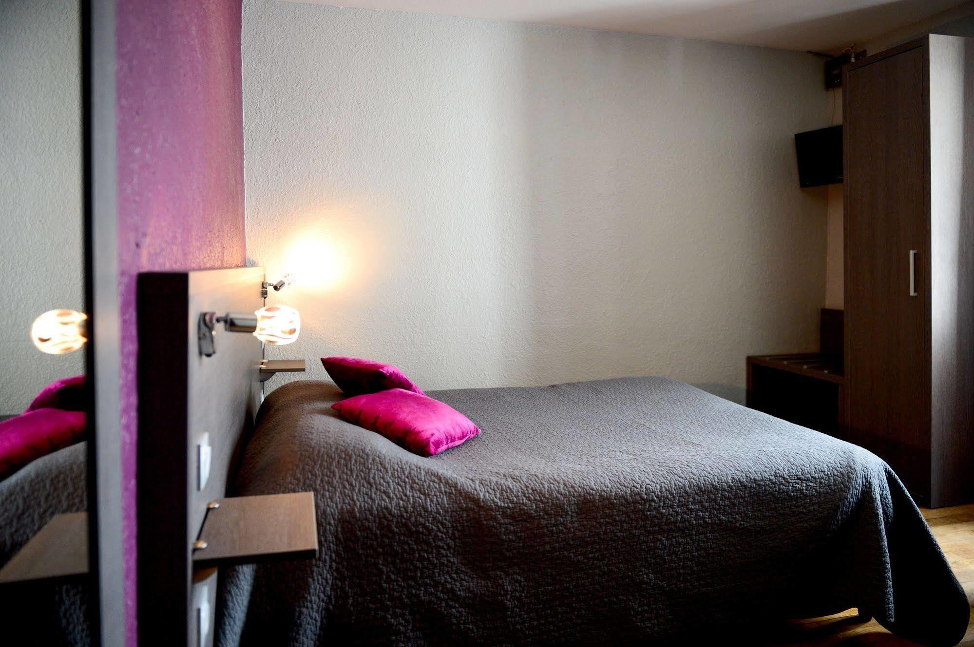 Logis Hotel Restaurant De La Poste Le Mele-sur-Sarthe Ngoại thất bức ảnh